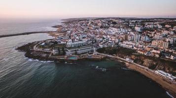 Luftaufnahme der Stadt Ericeira, Portugal foto
