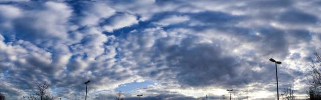 Panorama atemberaubender Wolken am Himmel über einem landwirtschaftlichen Feld. foto