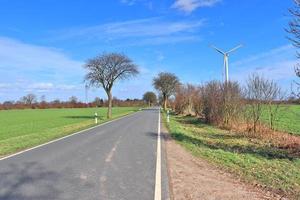 schöne aussicht auf landstraßen mit feldern und bäumen in nordeuropa foto