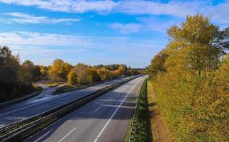 schöne aussicht auf landstraßen mit bäumen und feldern im herbst foto