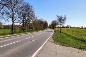 schöne aussicht auf landstraßen mit feldern und bäumen in nordeuropa foto