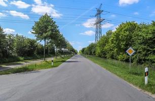 schöne aussicht auf landstraßen mit feldern und bäumen in nordeuropa foto