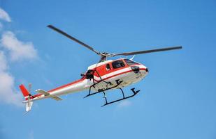 Hubschrauber mit Kamera am blauen Himmel montiert foto