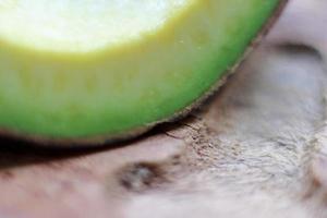 Avocado-Scheiben auf hölzernen Hintergrund Nahaufnahme Bild. Essen zur Vorbeugung von schlechtem Cholesterin foto