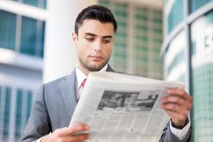 Geschäftsmann, der eine Zeitung liest foto