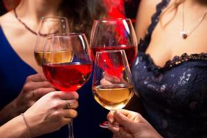 Frauenhände mit Kristallgläsern Wein
