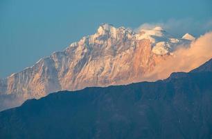 die annapurna i während des sonnenuntergangs blick vom dorf ghorepani in der annapurna-region, nepal. foto