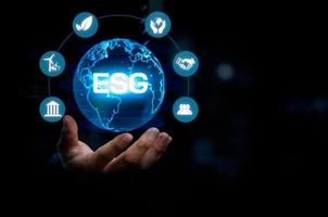 Geschäftsmann berühren ESG Environmental Social Governance virtuellen Bildschirm Internet-Business-Technologie-Konzept. foto