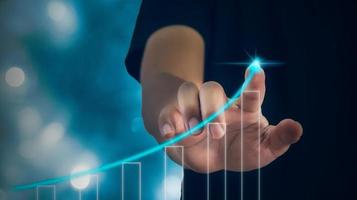 geschäftsmann punkt erhöhen pfeil diagramm zukünftiges wachstum des unternehmens. planungsziel zielherausforderung und geschäftsstrategie finanzinvestitionsentwicklungskonzept. foto
