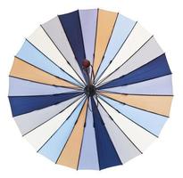 Rückansicht des offenen gestreiften mehrfarbigen Regenschirms foto