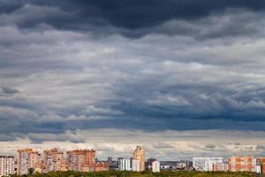 Dunkelblaue Regenwolken über der Stadt im Herbst foto