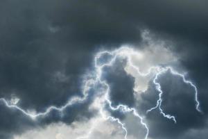 Regenwolken mit Blitz foto