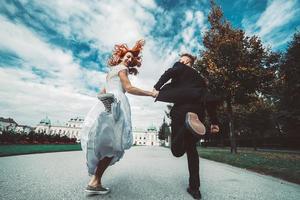 Hochzeitspaar bei einem Spaziergang im Anwesen des Belvedere in Wien foto