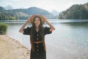 posiert vor der Kamera im Hintergrund See und Berge foto