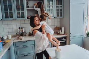 glückliche familie, die spaß in der küche hat foto