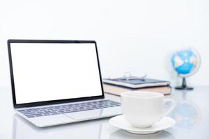 laptop-modell und kaffeetasse auf dem tisch foto