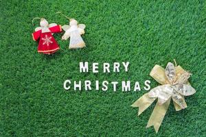 weihnachtsalphabet und dekoration auf grünem gras foto