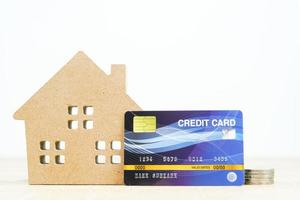 Hausmodell und Kreditkarte auf dem Tisch foto