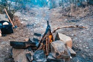 leuchtend gelbes Lagerfeuer auf grauem Sand aus nächster Nähe foto