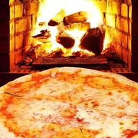 Pizza Margherita und offenes Feuer im Ofen foto