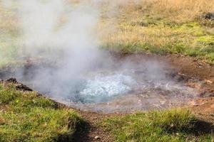 Kleiner Geysir im Haukadalur-Tal in Island foto