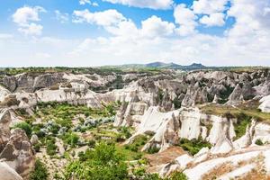 grünes tal im göreme nationalpark in kappadokien foto