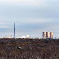 graublaue niedrige Winterwolken über der Stadt foto