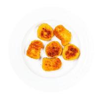 Blick auf gebratene Chicken Nuggets auf Teller isoliert foto