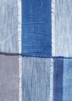 Patchwork aus verschiedenen blauen Jeansklappen aus nächster Nähe foto