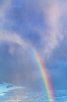 Regenbogen im blauen bewölkten Himmel foto