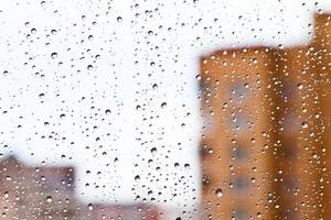 Regentropfen auf Fenster foto