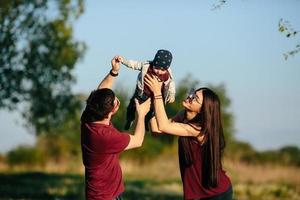 junge familie mit einem kind in der natur foto