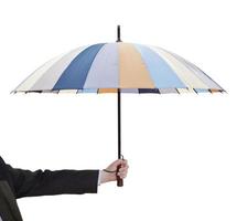 Mann hält offenen gestreiften Regenschirm foto