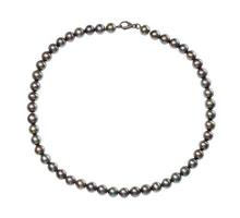 Halskette aus natürlichen schwarzen Perlen isoliert foto