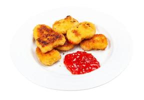 Gebratene Chicken Nuggets mit Ketchup auf Plattenausschnitt foto