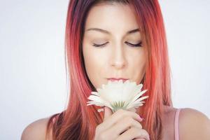 schöne rothaarige Frau mit einer Blume. foto