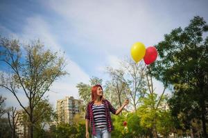 sorglose frau mit luftballons im park. foto