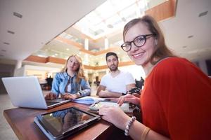 studentengruppe, die gemeinsam an einem schulprojekt arbeitet foto