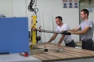 Arbeiter in einer Fabrik für Holzmöbel foto