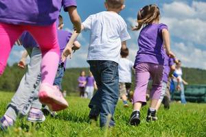 glückliche kindergruppe hat spaß in der natur foto