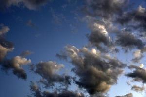 silberne wolken am blauen himmel am abend. Schöne blaue Wolken an einem Sommerabend. foto