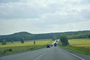 eine hochgeschwindigkeitsstraße im uralgebirge in russland. Fracht- und Personentransport auf der Bergstraße. foto