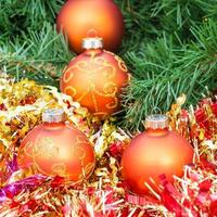 orangefarbene Weihnachtskugeln, rotes Lametta am Weihnachtsbaum 5 foto