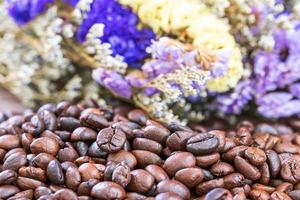 Haufen gerösteter Kaffeebohnen foto