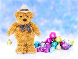 teddybär mit geschenken und schmuck neujahr foto