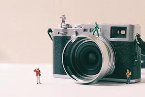 miniaturgruppe von personenfotografenfiguren mit kamera, kunstfotografiekonzept foto