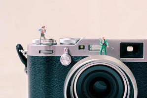 miniaturgruppe von personenfotografenfiguren mit kamera, kunstfotografiekonzept foto