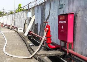 gresik, jawa timur, indonesien, 2022 - ein satz roter hydrantenwerkzeuge, die im freien installiert sind foto