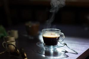 Tasse heißen Kaffee auf dem Tisch foto