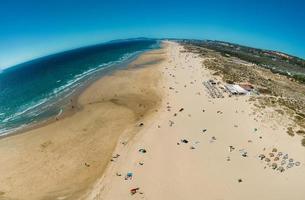 Luftbild von Caparica Beach im Stadtteil Almada, Großraum Lissabon, Portugal an einem Sommertag foto